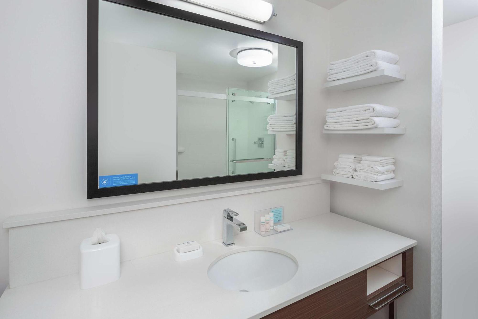 Hampton Inn & Suites San Diego Airport Liberty Station Экстерьер фото