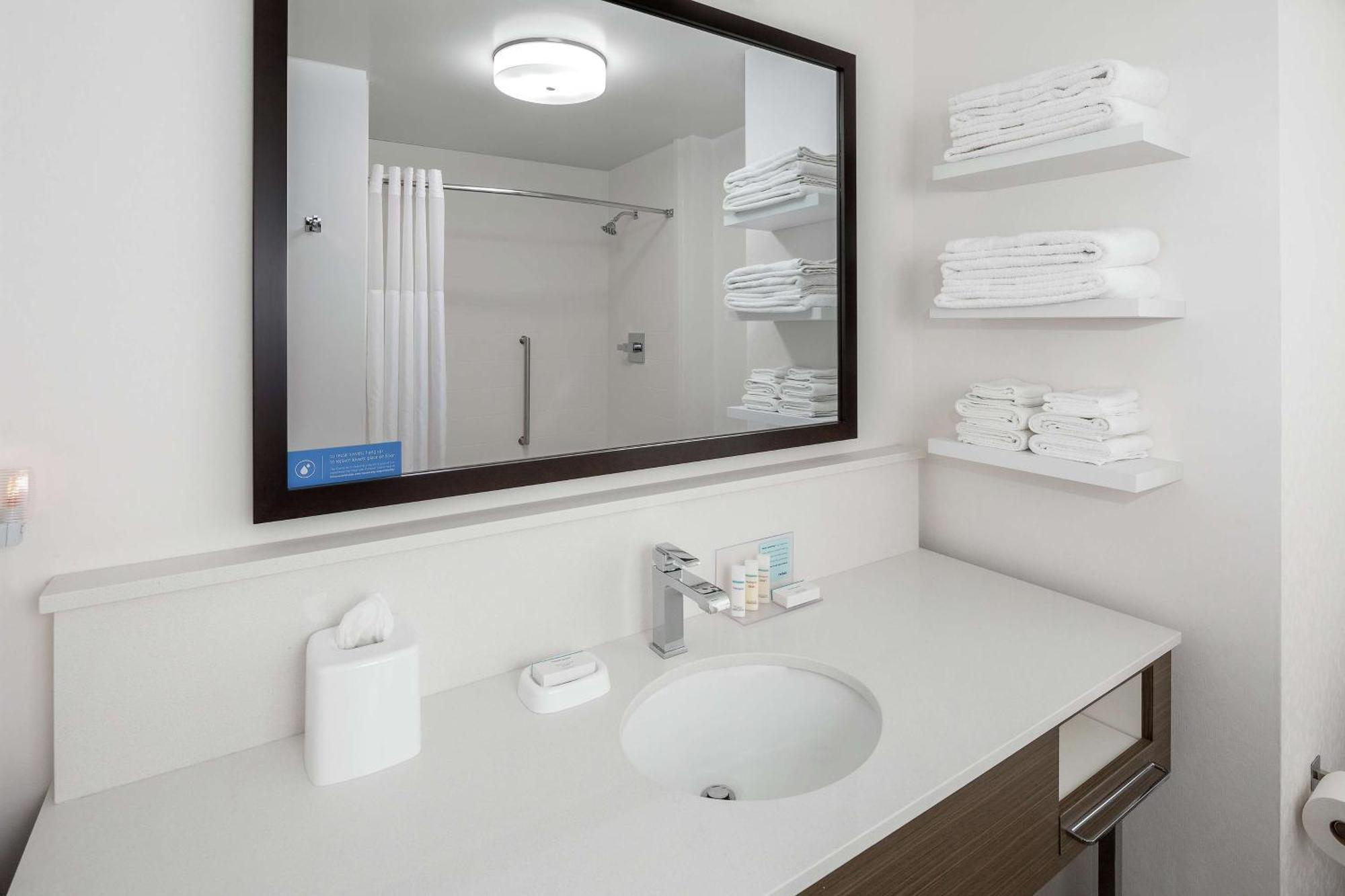 Hampton Inn & Suites San Diego Airport Liberty Station Экстерьер фото