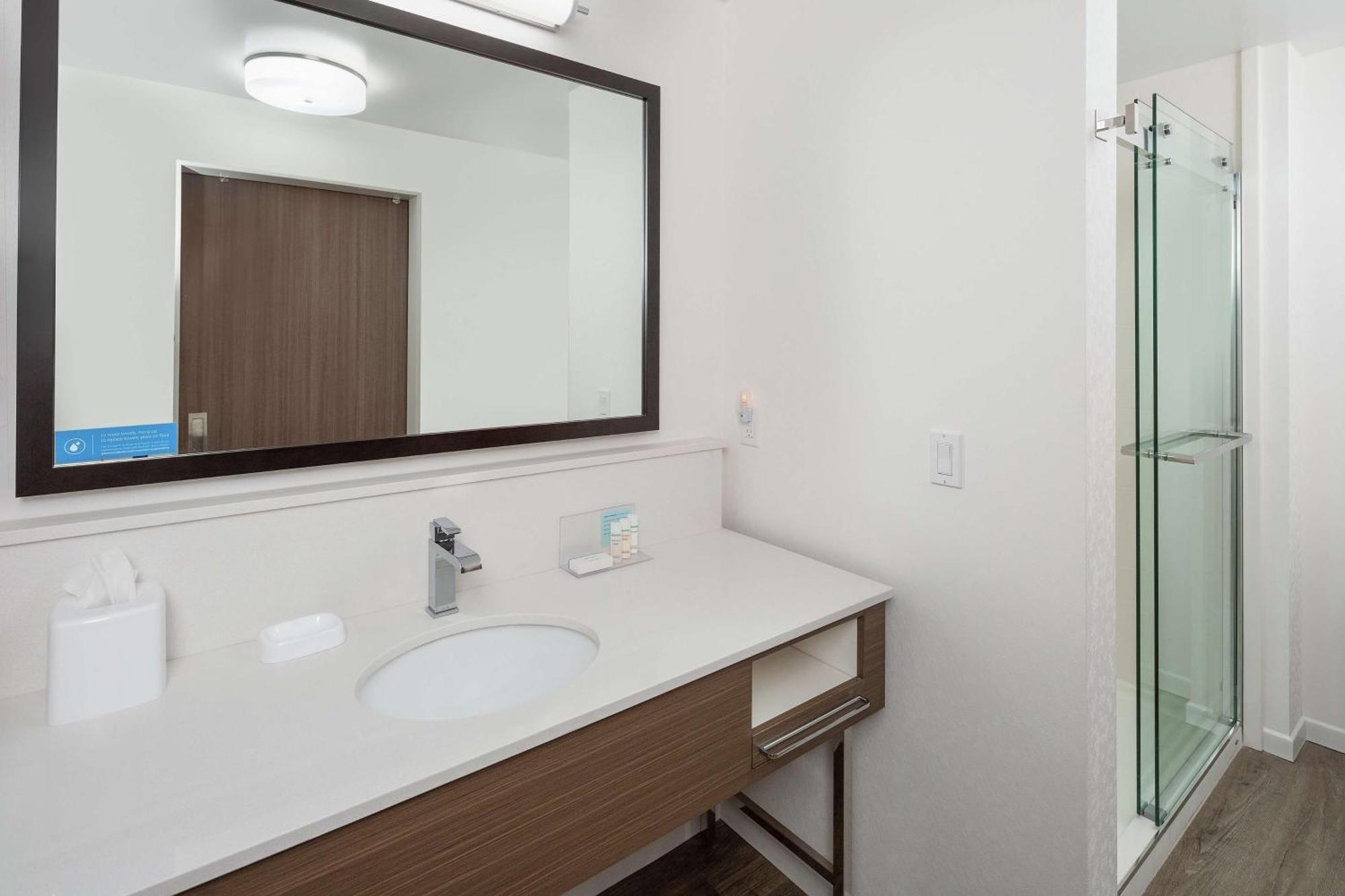 Hampton Inn & Suites San Diego Airport Liberty Station Экстерьер фото